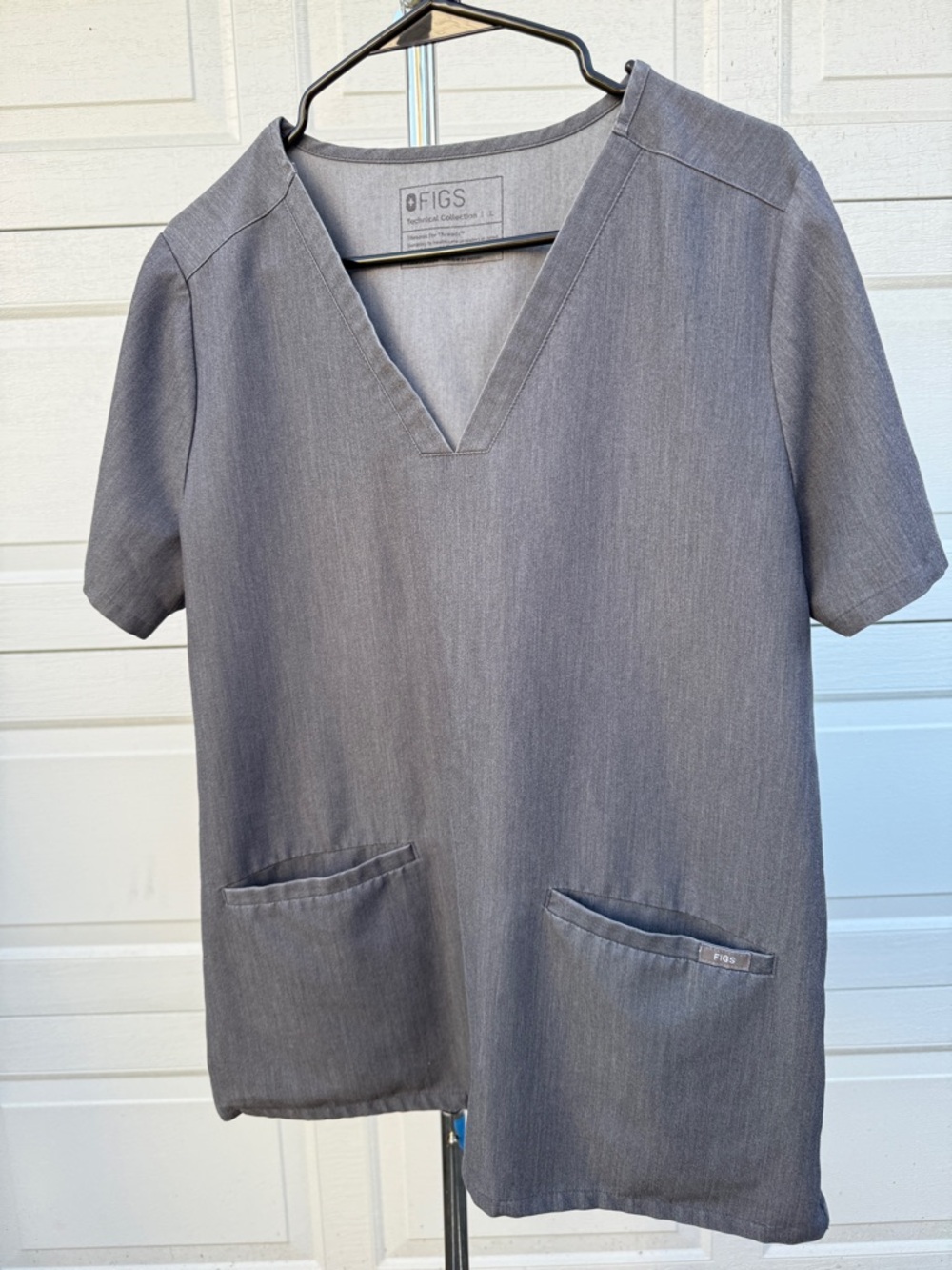 FIGS Technical Collection Casma Three Pocket Scrub Top Women’s L Gray Nurse
